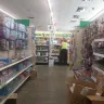 Dollar Tree - tienda desordenada, poca mercancía en el piso.