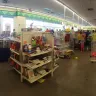 Dollar Tree - tienda desordenada, poca mercancía en el piso.