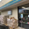 Valero - general dirty store poor maintenance. no coffee - Photo 3