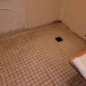 Red Roof Inn - Dirty bed linen, dirty shower, no breakfast, spider webs - Photo 2